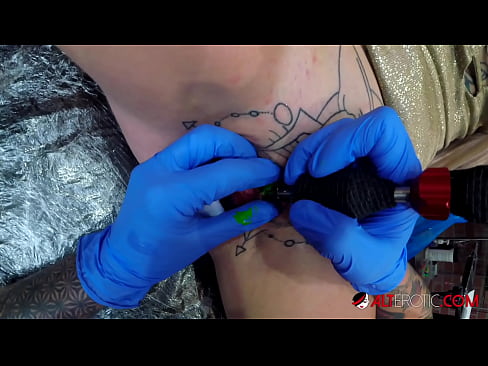 ❤️ Ekstreme tatuita varmulo Sully Savage ricevis tatuon sur sia klitoro Kvalita sekso ĉe ni % eo.virtsextor.ru% ❤